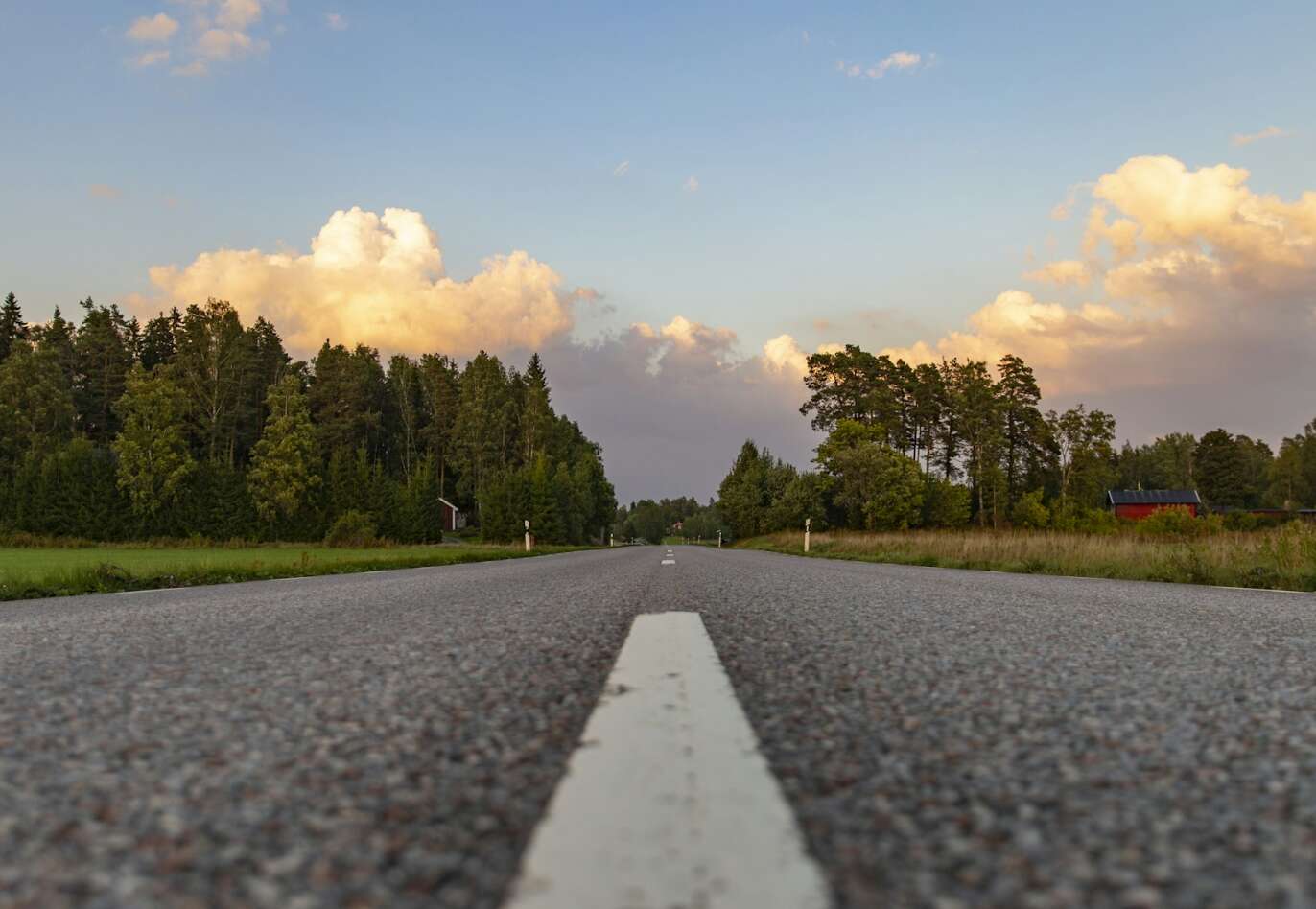 Asfaltväg på landet