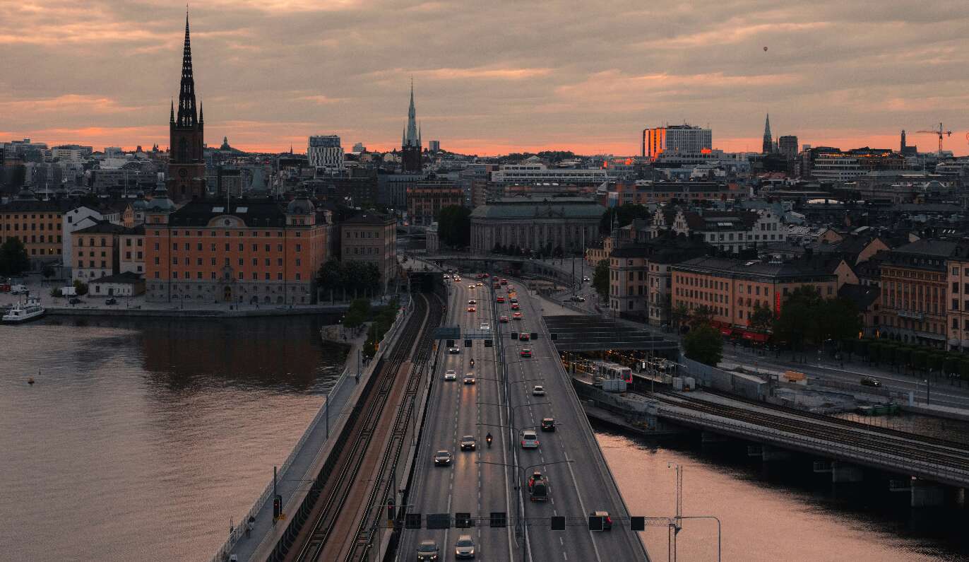 Stadstrafik i kvällsljus