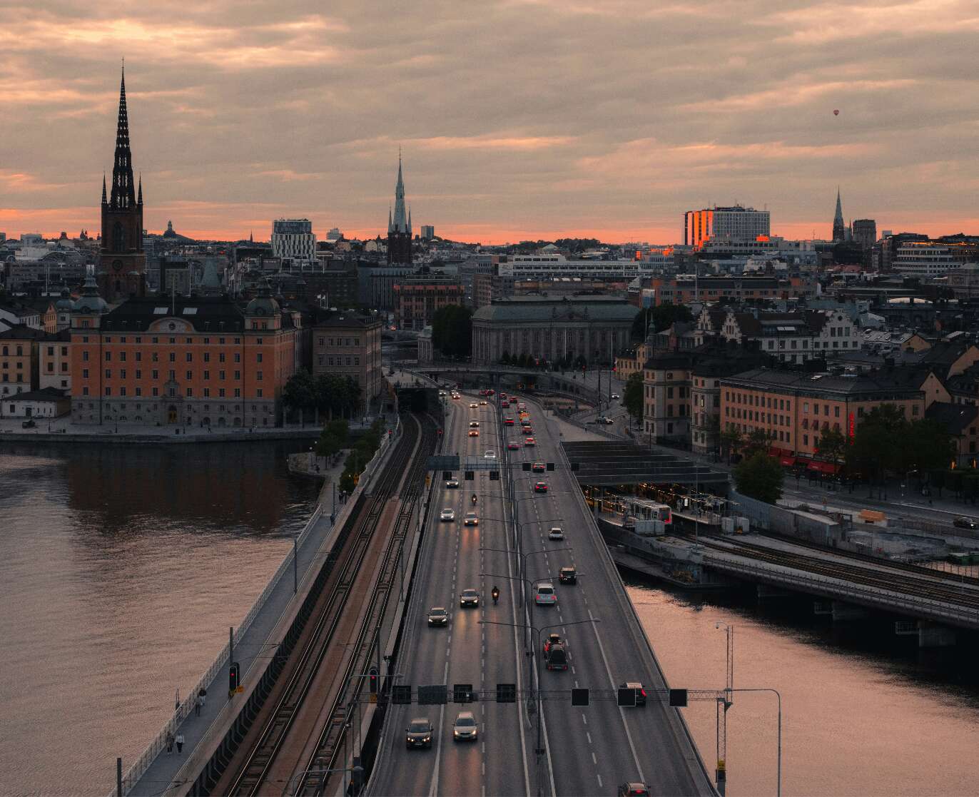 Stadsväg med trafik i kvällsljus