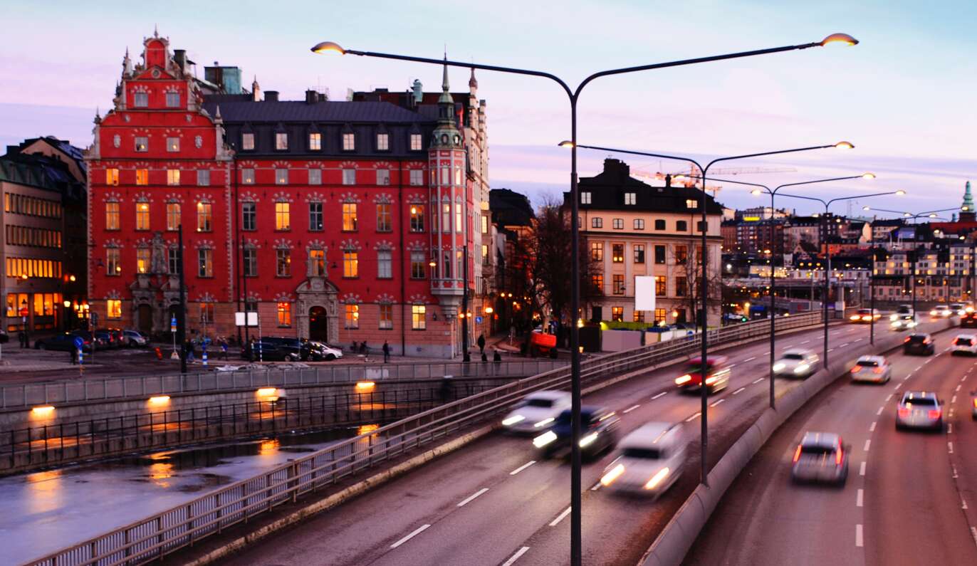 Trafik i stad i kvällsljus