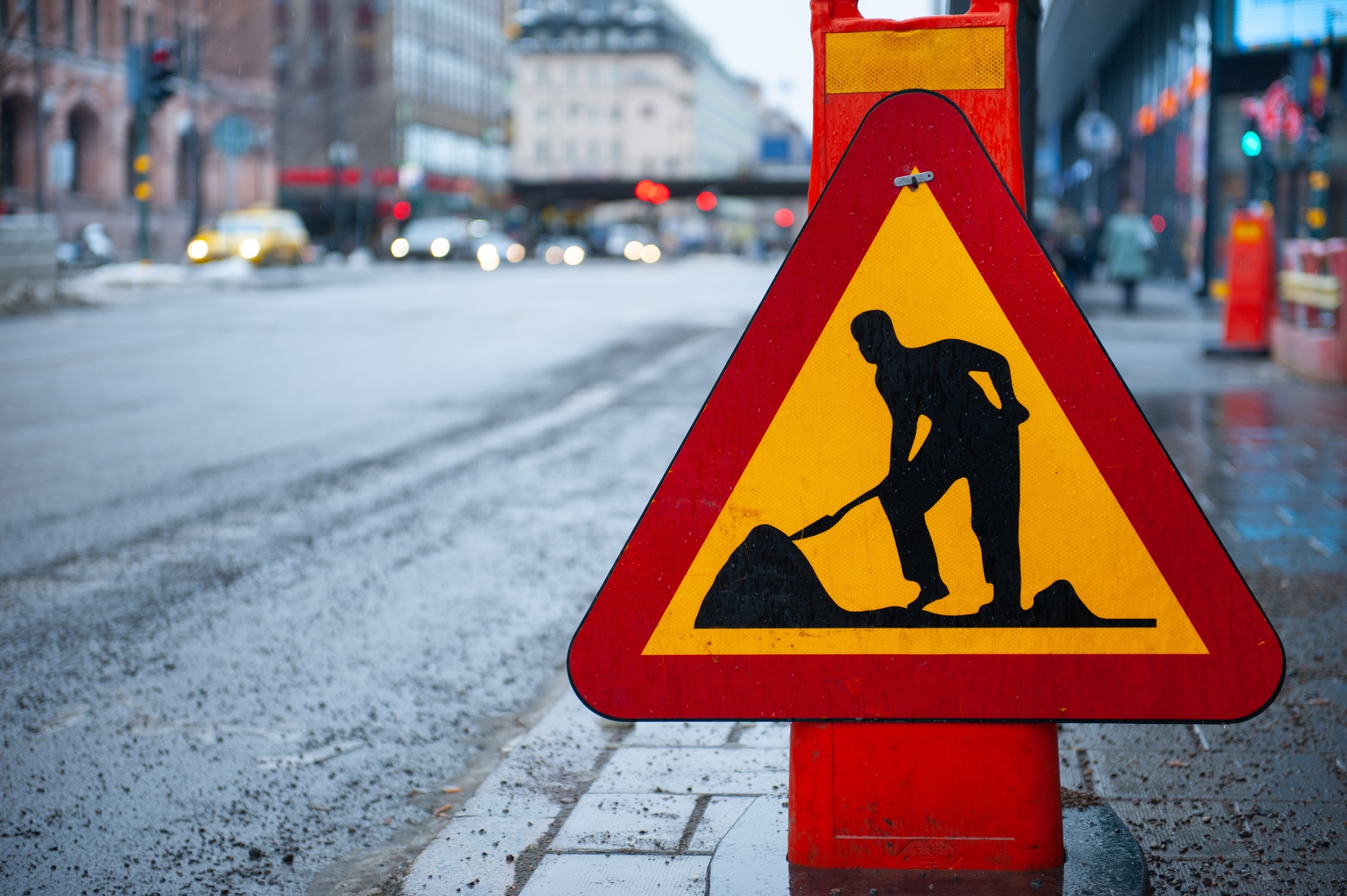 Vägarbetesskylt på stadsgata